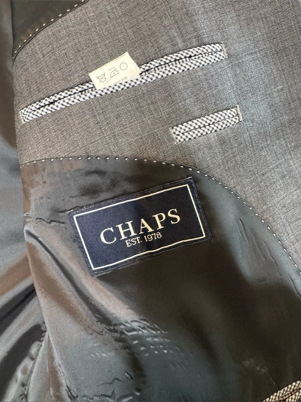 Chaps men’s wool blend suit gray 2-piece size 48R, pants 40x32, 2 button